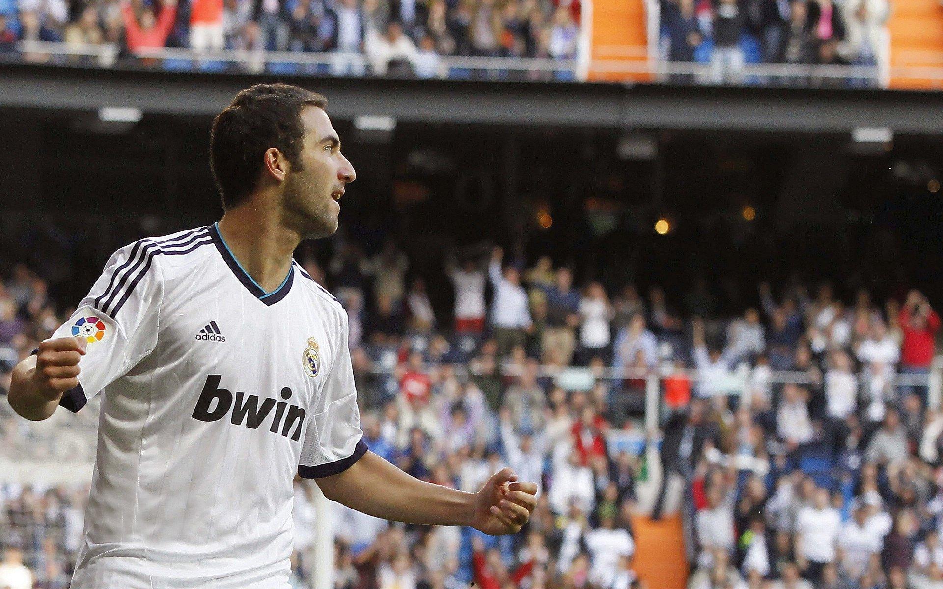 世体聚焦巴萨训练动态,拉什福德意外现身引猜测,德容复出在即,后防双星库巴西与克里斯滕森继续缺席