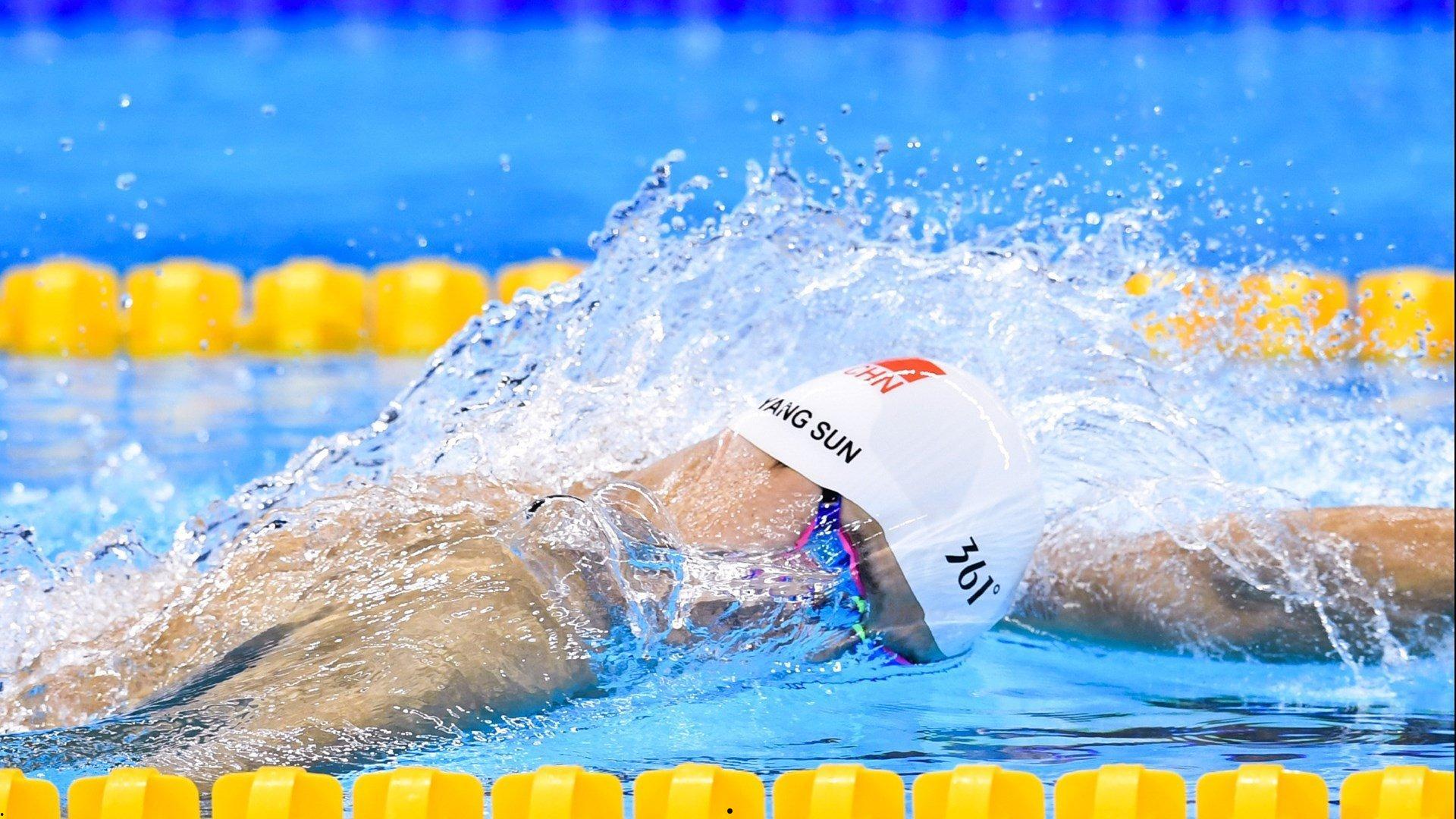 亨利直言萨拉赫风波处理欠妥，以巴萨经历强调更衣室问题应内部解决