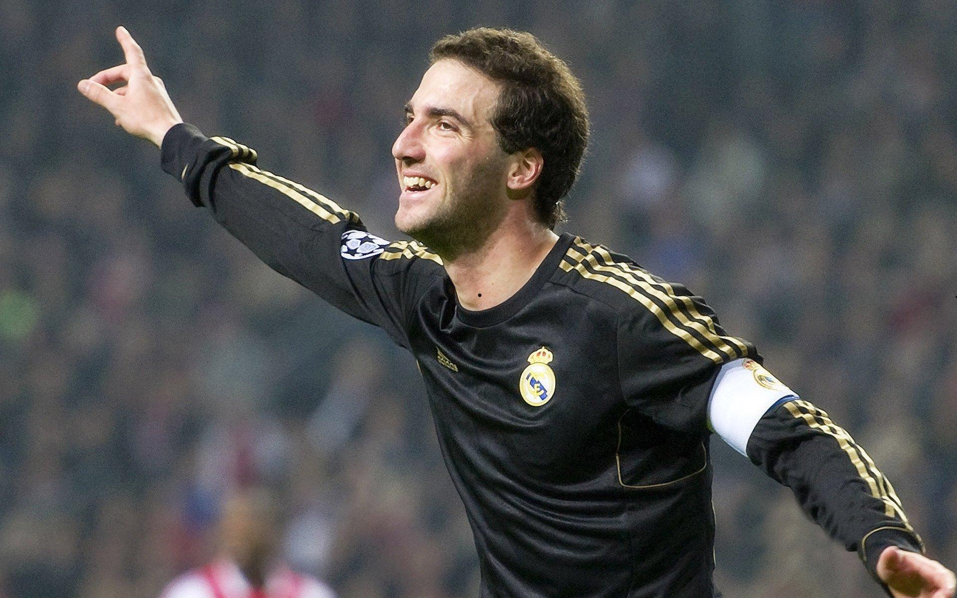 足球漫画风靡网络，小马丁半场总结表情包走红